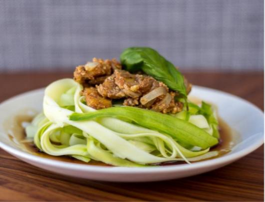 Tallarines de calabacín con tempeh